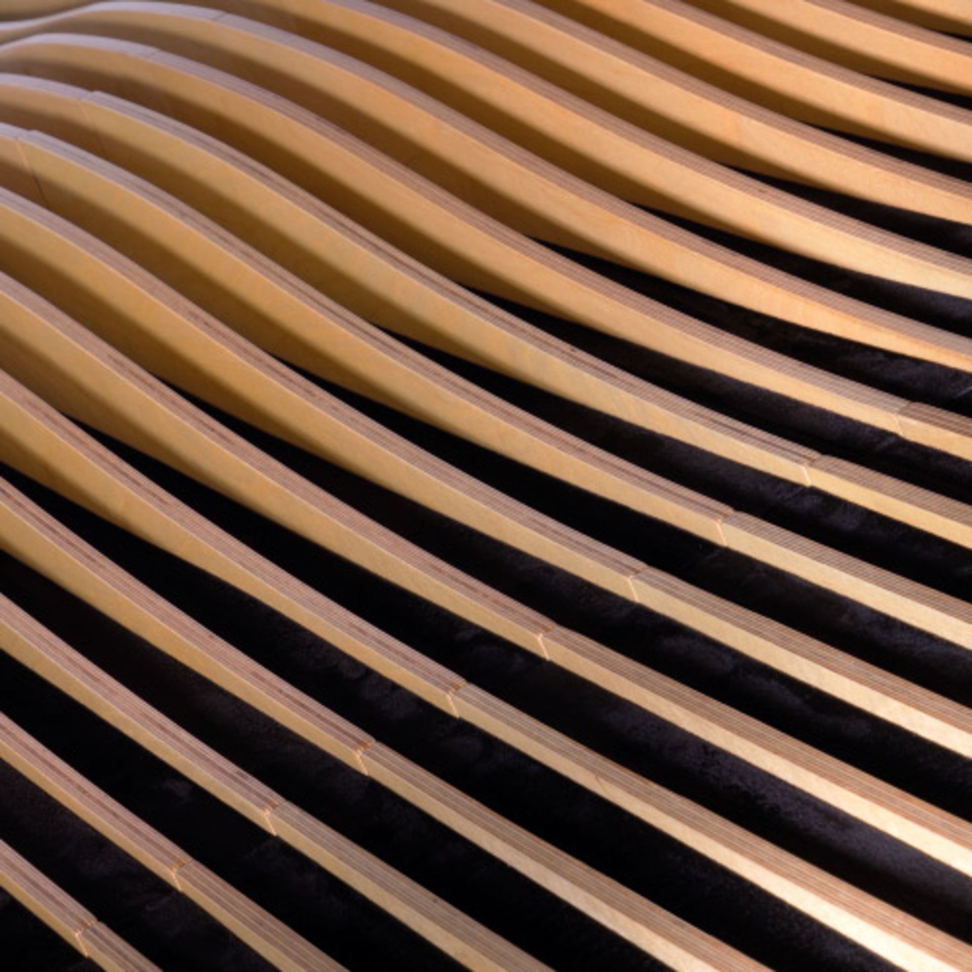 Nahaufnahme von gewellten, parallelen Holzlatten eines Avalon Flow Akustikpaneels