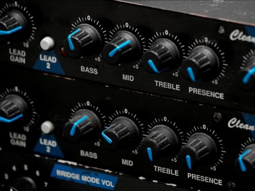 Zwei Reihen von Audio-Reglern für Lead Gain, Bass, Mid, Treble und Presence an einem Verstärker