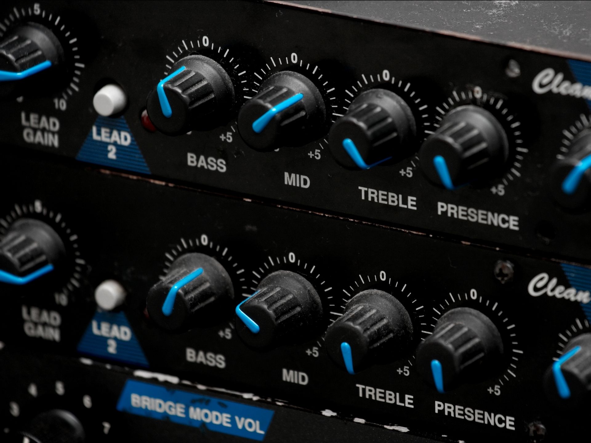 Zwei Reihen von Audio-Reglern für Lead Gain, Bass, Mid, Treble und Presence an einem Verstärker
