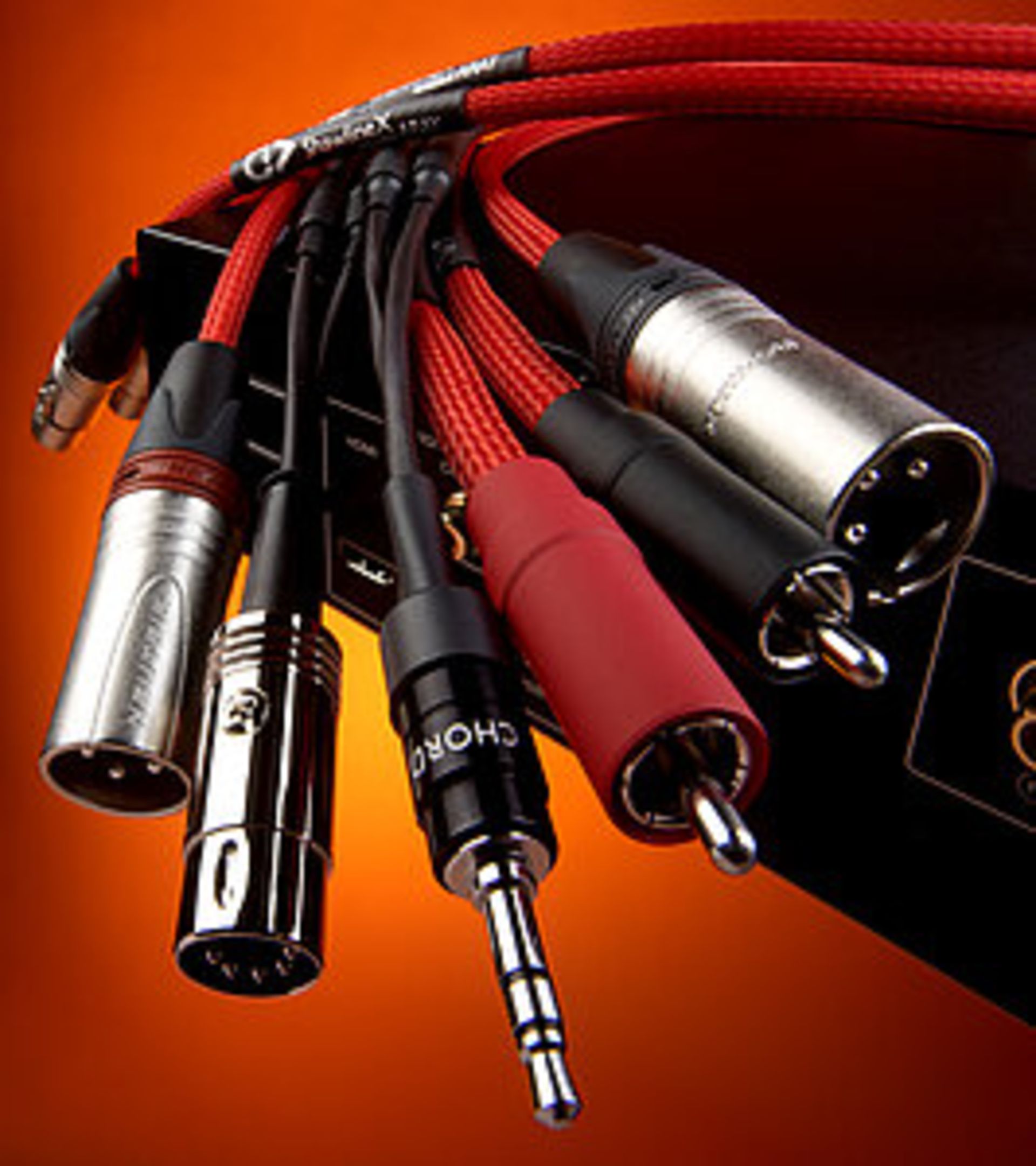 Mehrere rote Audiokabel mit verschiedenen Steckertypen wie XLR, Cinch und 3,5-mm-Klinke