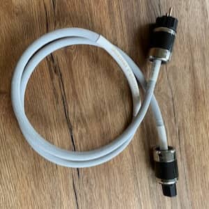 Mehrere rote Audiokabel mit verschiedenen Steckertypen wie XLR, Cinch und 3,5-mm-Klinke