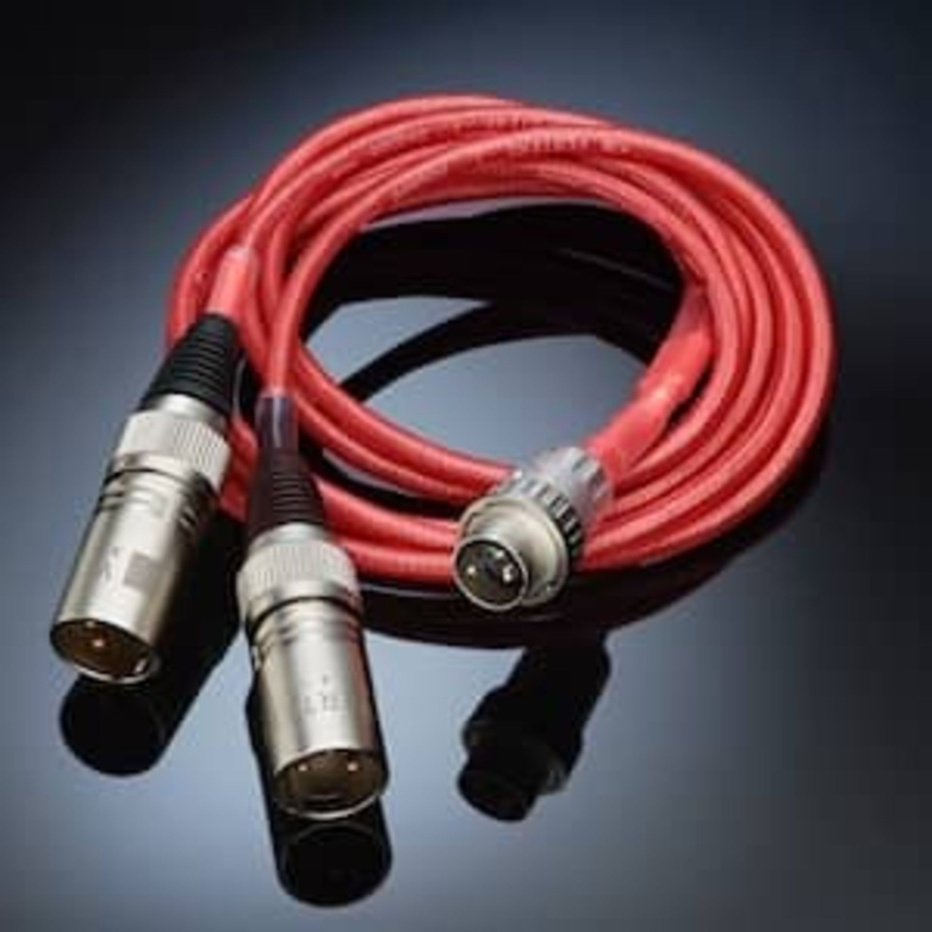 Rotes Vertere Redline Creative 20 Audiokabel mit zwei XLR-Steckern und einem DIN-Stecker
