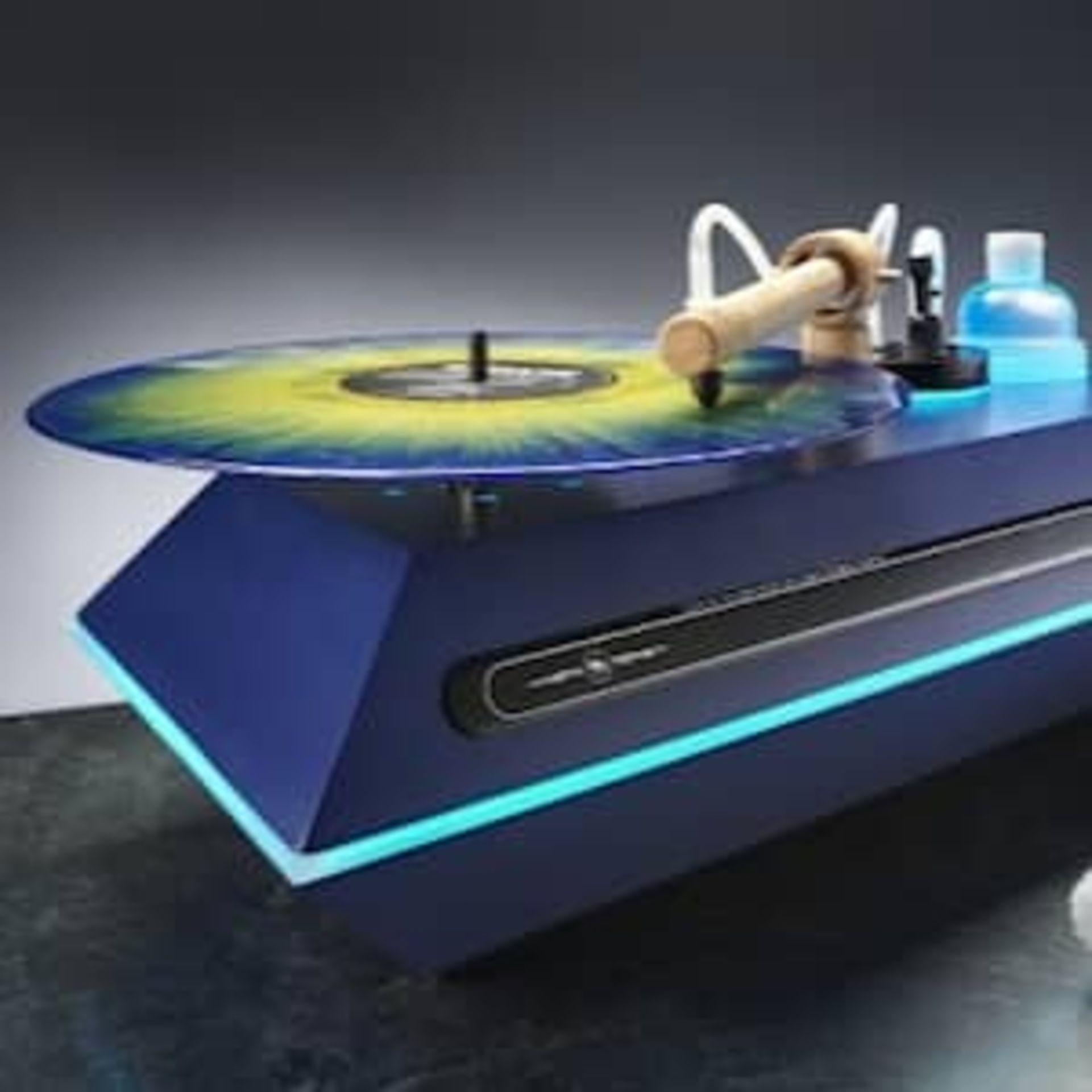 Moderner Plattenspieler mit blau-gelber Schallplatte und Holztonarm auf dunklem Untergrund